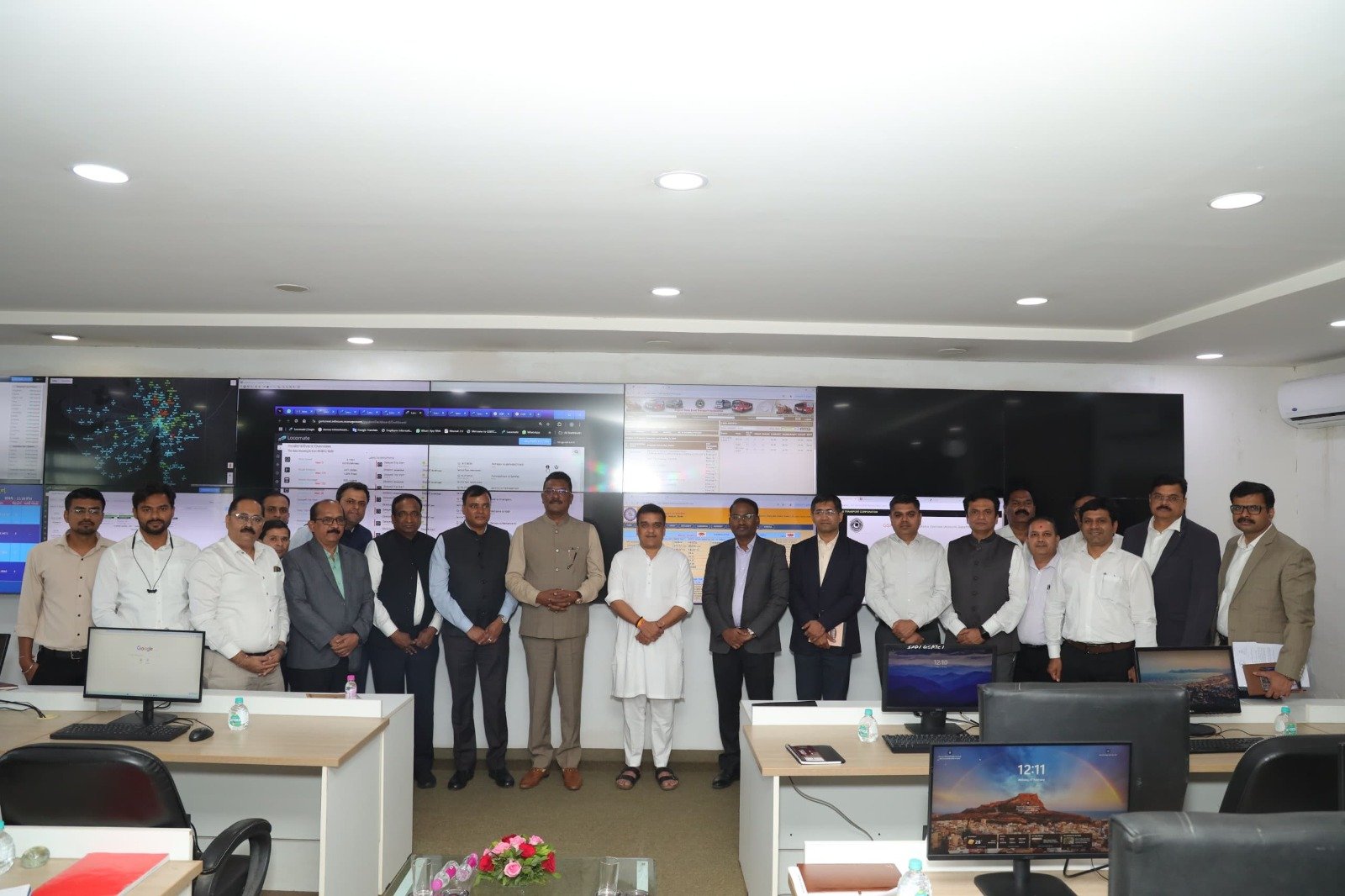 મંત્રી હર્ષ સંઘવી સાથે મહારાષ્ટ્રના મંત્રીએ ગુજરાત એસ.ટી. નિગમના કંટ્રોલ એન્ડ કમાન્ડ સેન્ટરની મુલાકાત લીધી