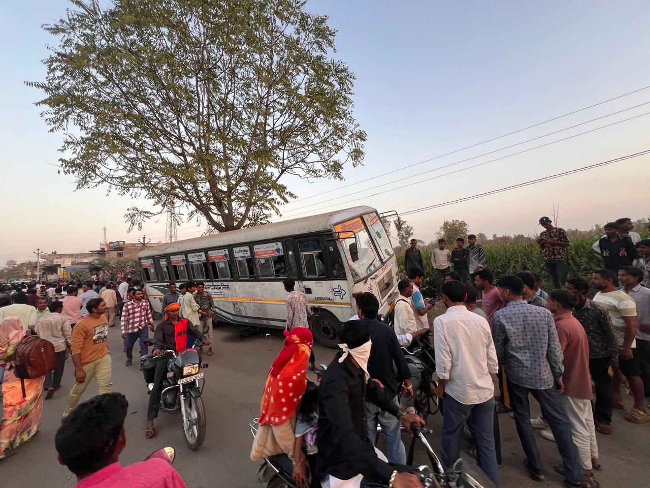 ઝાલોદના યુવાનની આગવી સૂઝબુઝથી બસમાં બેઠેલા 70 મુસાફરોનો બચાવ