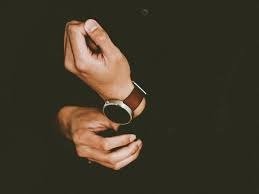 વાસ્તુ ટિપ્સ: આપણે કયા હાથમાં ઘડિયાળ પહેરવી જોઈએ, જમણે કે ડાબે, કયા વાસ્તુ નિયમો છે જેનું પાલન કરવાથી તમારું નસીબ અને જીવન બદલાઈ જશે