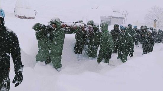 બદ્રિનાથના માના નજીક હિમપ્રપાતમાં ફસાયેલા 33 કામદારોને બહાર કઢાયા, હજુ 22ની શોધખોળ ચાલુ