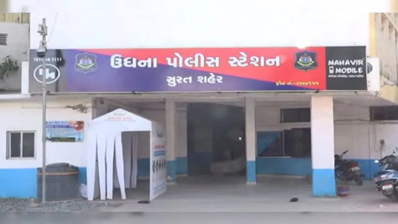 Surat : સુરતમાં ક્રેન તૂટી પડતા દુર્ઘટનાં સર્જાઈ, એક શ્રમિકનું મોત, 1ની હાલત ગંભીર