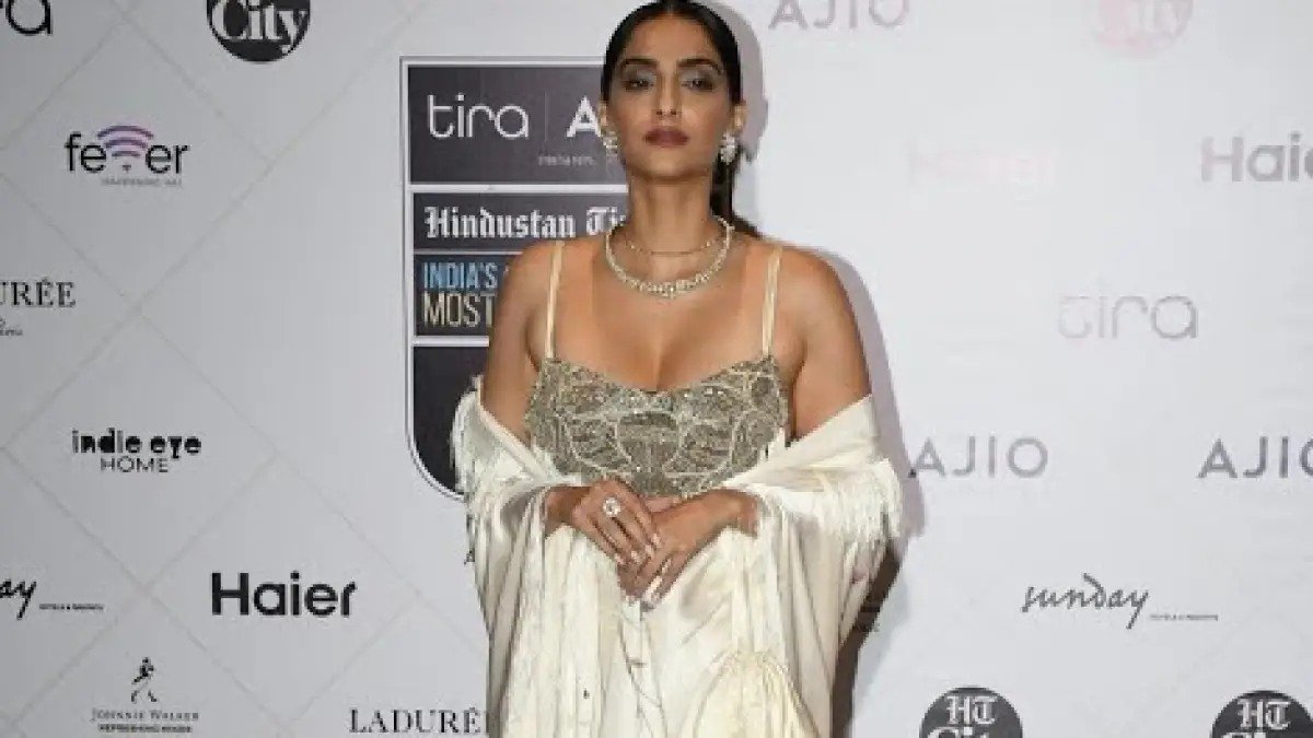 સોનમ કપૂર સ્ટાઇલિશ ગાઉન: ફેશન આઇકોન સોનમ કપૂર એચટી મોસ્ટ સ્ટાઇલિશ એવોર્ડ્સમાં ચમકી, જુઓ તેનો સુંદર ગાઉન