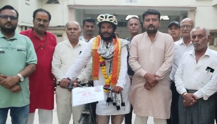 35,000 km ની સાયકલ યાત્રાએ નીકળેલ અવિનાશનું સુરેન્દ્રનગરમાં બ્રહ્મ સમાજે કર્યું વિશેષ સન્માન