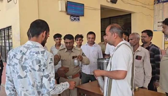 ઝાલોદ એસ.ટી ડેપો દ્વારા મુસાફરોને ગરમીમાં રાહત આપવા છાશ વિતરણ કરવામાં આવ્યું