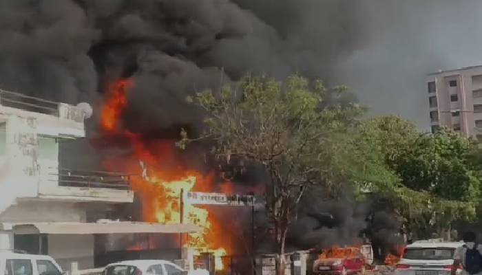 Ahmedabad: જીવરાજપાર્ક ચાર રસ્તા નજીક ACના ગોડાઉનમાં લાગી આગ, બે લોકોના મોતની આશંકા