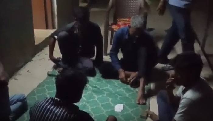 વડોદરા પાલિકાના કર્મચારીઓ સેન્ટ્રલ સ્ટોરમાં રમતા હતા જુગાર ! વાયરલ વીડીયોથી ઉઠ્યા અનેક સવાલો