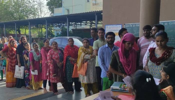 Ahmedabad : સરકારી સ્કૂલોમાં એડમિશન માટે લાગી લાંબી લાઇન, બહાર પાડવું પડ્યું વેઇટિંગ લિસ્ટ