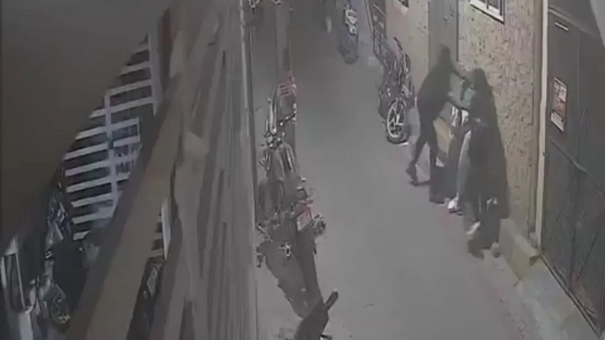 બેંગલુરુમાં શેરીમાં એક વ્યક્તિએ છોકરી સાથે છેડતી કરી, ઘટના CCTVમાં થઈ કેદ