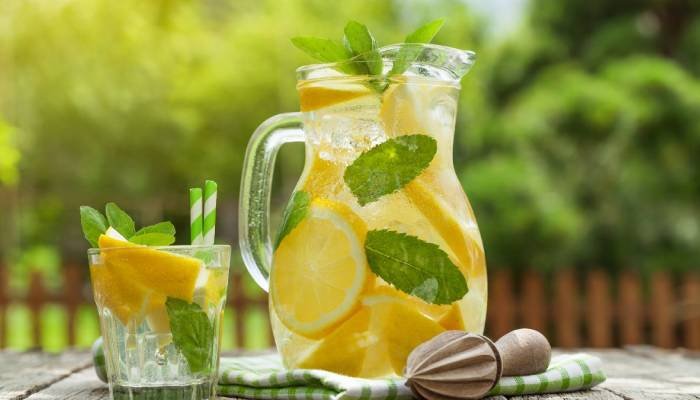 લીંબુ પાણી: કેટલું ફાયદાકારક અને ક્યાં બની શકે છે નુકસાનકારક?