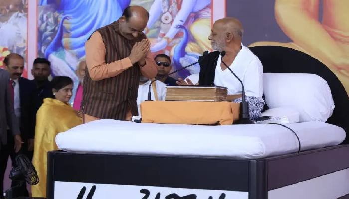 લોકસભા અધ્યક્ષ ઓમ બિરલાએ મોરારી બાપુની બરસાનાની રામકથાની લીધી મુલાકાત, જાણો વિગત