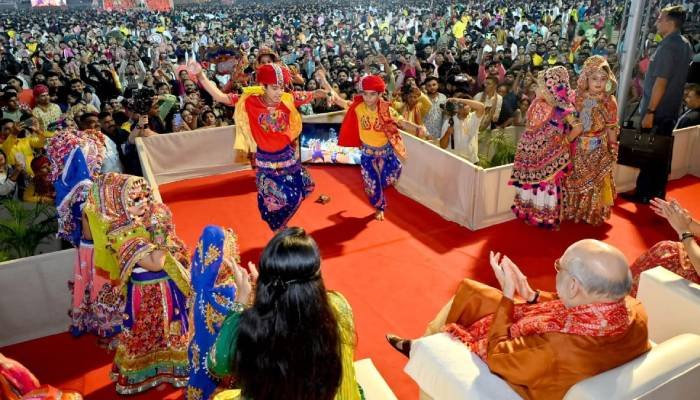 અમિત શાહે ગુજરાતમાં ‘કેસરિયા ગરબા’માં ભાગ લિધો, 2 બાળકોનો અદભુત રાસ જોઈ આનંદિત થયા