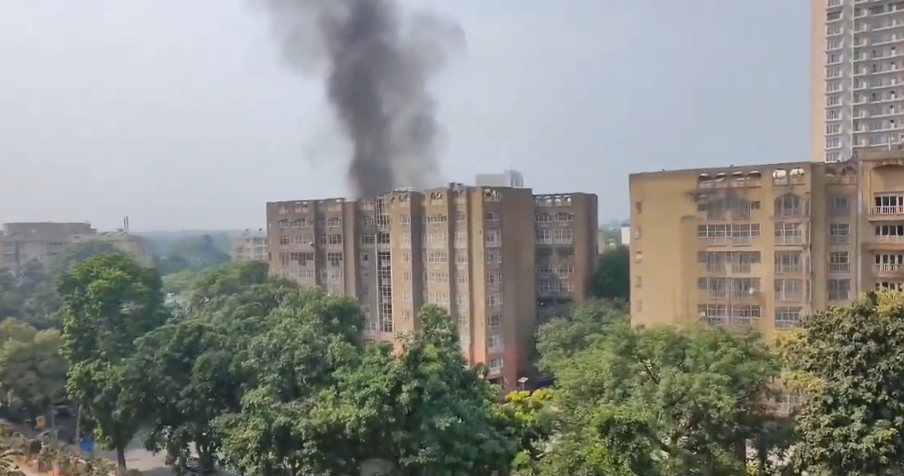 દિલ્હીના સાંસદોના ફ્લેટમાં ભીષણ આગ, છ ફાયર બ્રિગેડ વાહનો દ્વારા કાબુમાં લેવામાં આવી આગ