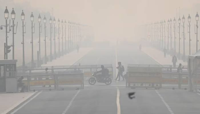 દિલ્હી વાયુ પ્રદૂષણની ગંભીર સ્થિતિમાં: AQI 400 ને પાર, રહેવાસીઓને શ્વાસ લેવામાં તકલીફ