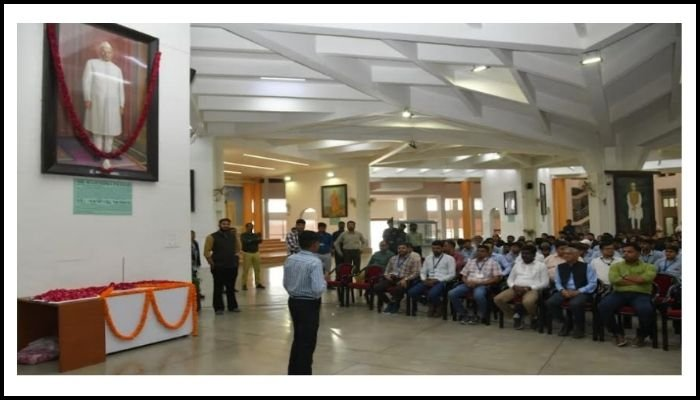 આજે સ્વતંત્ર ભારતના પ્રથમ રાષ્ટ્રપતિ ડૉ. રાજેન્દ્ર પ્રસાદની 141મી જયંતી, ગુજરાત વિધાનસભા પોડિયમ ખાતે પુષ્પાંજલિ અર્પણ કરાઇ