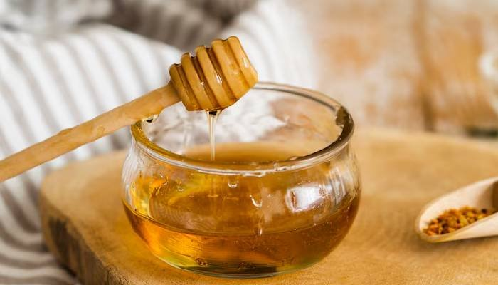 શિયાળામાં દરરોજ 1 ચમચી મધ ખાવાથી દૂર રહે છે અનેક બીમારીઓ; જાણો ફાયદા