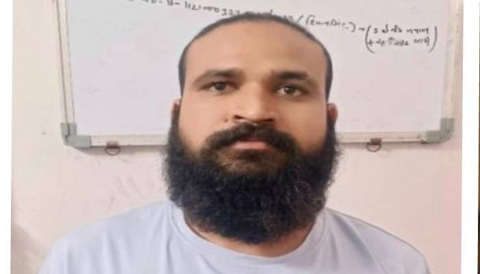 સુરતમાં ડબલ મર્ડર કેસના આરોપી પર ફાયરિંગ, ઇજાગ્રસ્ત થયા બાદ કહ્યું “હવે નહીં ભાગું”