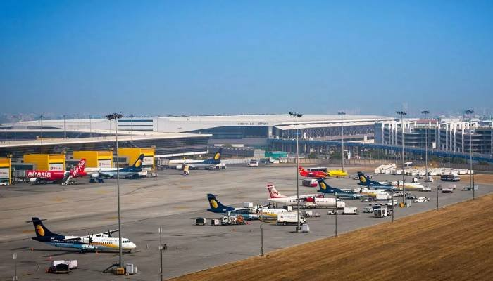 ગાઢ ધુમ્મસને કારણે હવાઈ ટ્રાફિક ખોરવાયો: દિલ્હી એરપોર્ટ પરથી 110 ફ્લાઇટ્સ રદ, 370થી વધુ મોડી