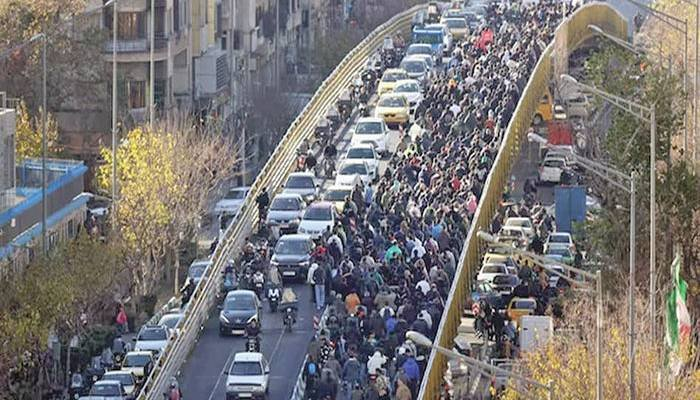 ઈરાનમાં સુપ્રીમ લીડર વિરુદ્ધ દેશમાં વિરોધ, લાખો લોકો રસ્તાઓ પર ઉતાર્યા