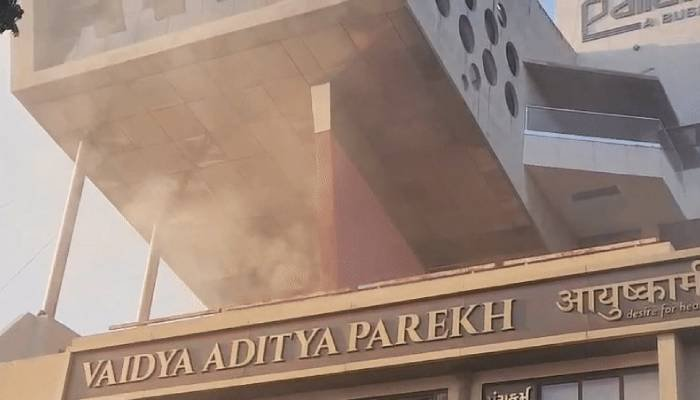 અમદાવાદ: ચાંદખેડાના પેલેડિયમ બિઝનેસ હબમાં આગ, સ્પા સેન્ટર બળીને ખાક