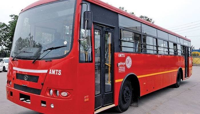AMTS બસની વધુ એક બેદરકારી આવી સામે, બે રાહદારીને અડફેટે લીધા