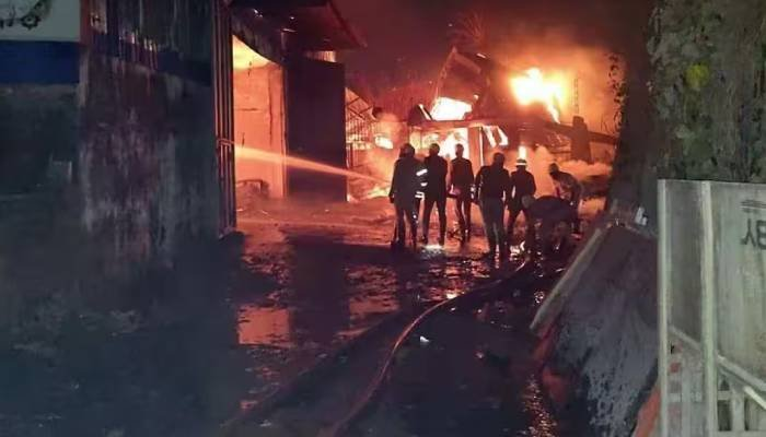 કોલકાતા: નઝીરાબાદમાં ગોડાઉનમાં ભીષણ આગ, 7ના મોત 20 જેટલા લાપતા