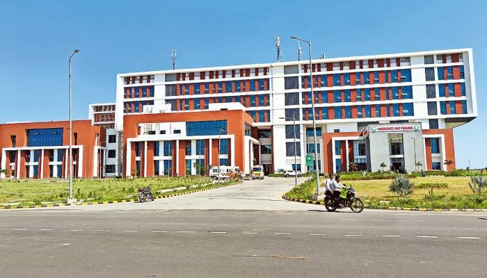 રાજકોટ: ગુમ થયેલા AIIMS ડોક્ટરને રેલવે ટ્રેક પર આપઘાત કરતા બચાવાયા