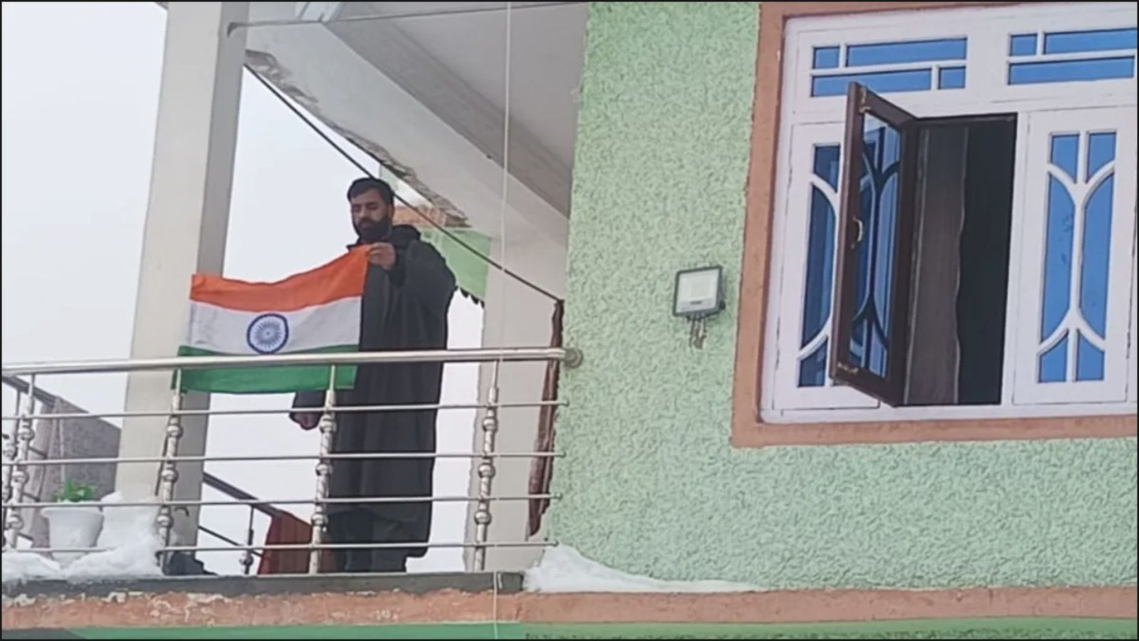 જમ્મુ કાશ્મીરમાંથી અનોખી તસવીર આવી સામે, આતંકવાદી અબીઝ રમઝાન શેખના પિતાએ કર્યું આ કામ