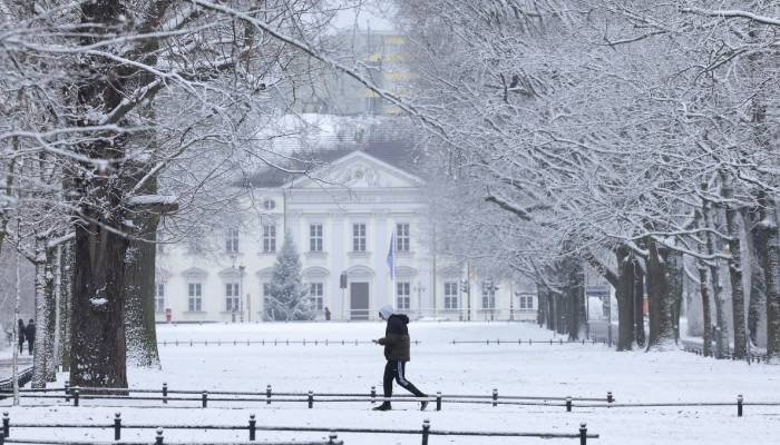 બર્લિનમાં ભયાનક બરફીલો તોફાન: રનવે પર ‘બ્લેક આઈસ’, એરપોર્ટ બંધ; હજારો મુસાફરો ફસાયા