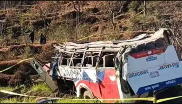 નેપાળમાં લગ્નની ખુશી માતમમાં ફેરવાઈ: બસ ઊંડી ખીણમાં ખાબકતા 13ના કરુણ મોત