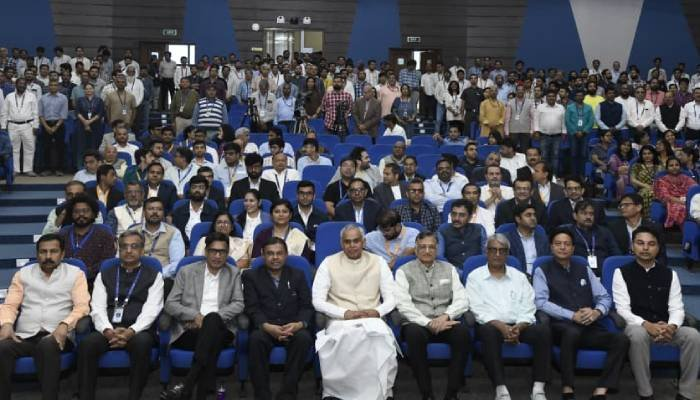 રાજ્યપાલ આચાર્ય દેવવ્રતજીનું અમદાવાદ ઈસરો ખાતે યુવા વૈજ્ઞાનિકોને સંબોધન, સ્પેસ ટેકનોલોજી અને કૃષિ સંશોધન પર ભાર