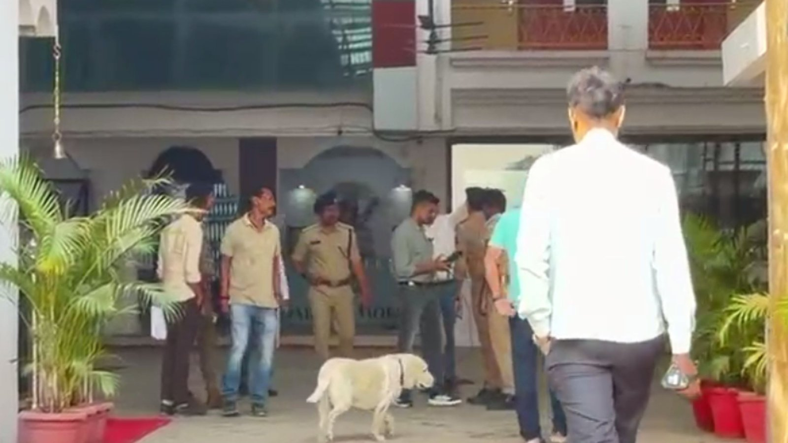 અમદાવાદ તથા વડોદરાની સ્કૂલને મળી બોમ્બની ધમકી, તંત્ર દોડતું થયું