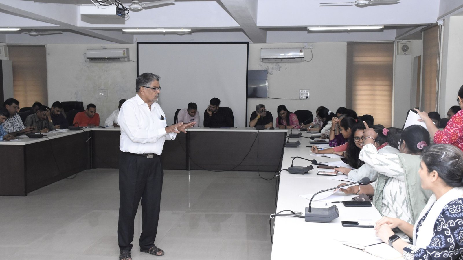 વિશ્વ માતૃભાષા દિવસ: માહિતી કમિશનરની કચેરી ખાતે ગુજરાતી ભાષાના ગૌરવગાન સાથે વિશેષ કાર્યશાળા યોજાઈ