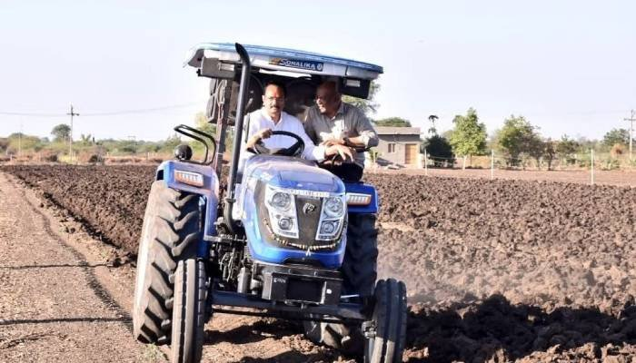 કૃષિ મંત્રી જીતુભાઈ વાઘાણીએ ખેડૂતપુત્ર તરીકે પોતાનો પરિચય આપ્યો, અમરેલીમાં ટ્રેક્ટર ચલાવી અને ખેડૂતો સાથે ચર્ચા કરી