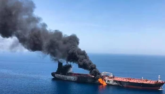ઇરાનનો અમેરિકી ઓઇલ ટેન્કર પર હુમલો, દરિયામાં દહેશતનો માહોલ; એક ભારતીયનું મોત