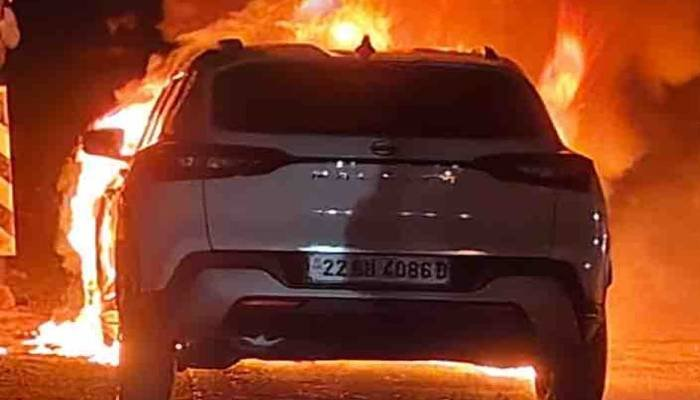 રાજુલા-પીપાવાવ હાઈવે પર કારમાં ભીષણ આગ, ડ્રાઈવરના સમયસર બચાવથી ટળી જાનહાનિ
