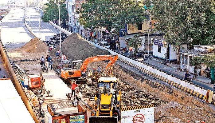 અમદાવાદમાં હાટકેશ્વર બ્રિજ તોડવાની કામગીરી શરૂ, 4 એપ્રિલ સુધી થશે પૂર્ણ