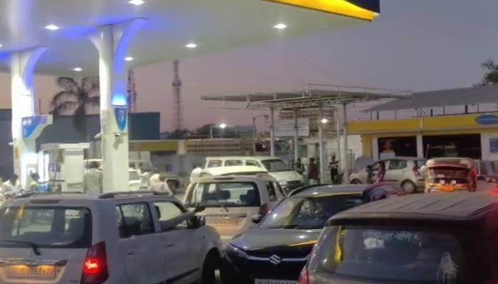 પેટ્રોલ-ડીઝલ અછતની અફવા: વેરાવળ અને આસપાસના પંપો પર લાંબી લાઈનો, લોકોમાં ભયનું માહોલ