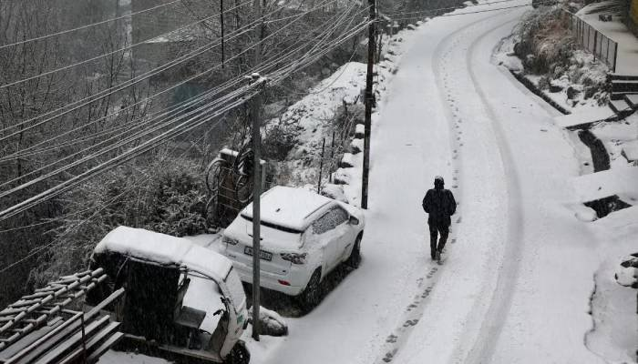 દેશમાં હવામાન પલટાયું: કાશ્મીરમાં હિમવર્ષા, ઉત્તર પ્રદેશમાં વીજળી પડતાં બે બાળકોનાં મોત