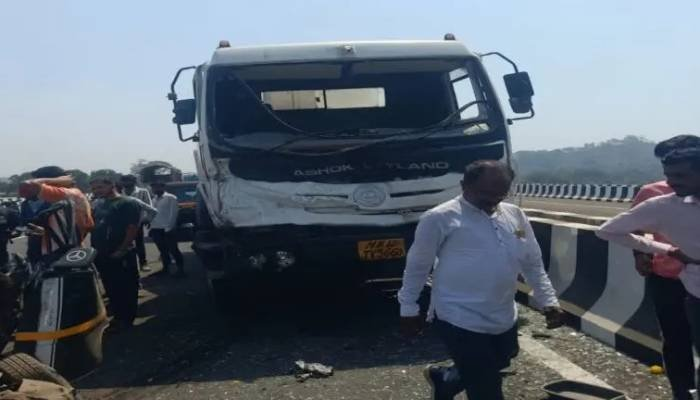 થાણેમાં વાન અને સિમેન્ટ મિક્સર ટ્રક વચ્ચે ભીષણ અકસ્માત, 11થી વધુ લોકોના મોત