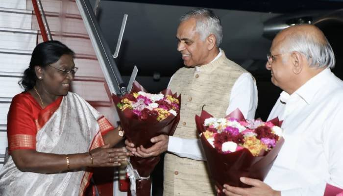 રાષ્ટ્રપતિ દ્રૌપદી મુર્મુજીનું અમદાવાદ એરપોર્ટ પર ઉષ્માસભર સ્વાગત કરતા રાજ્યપાલ, મુખ્યમંત્રી અને નાયબ મુખ્યમંત્રી