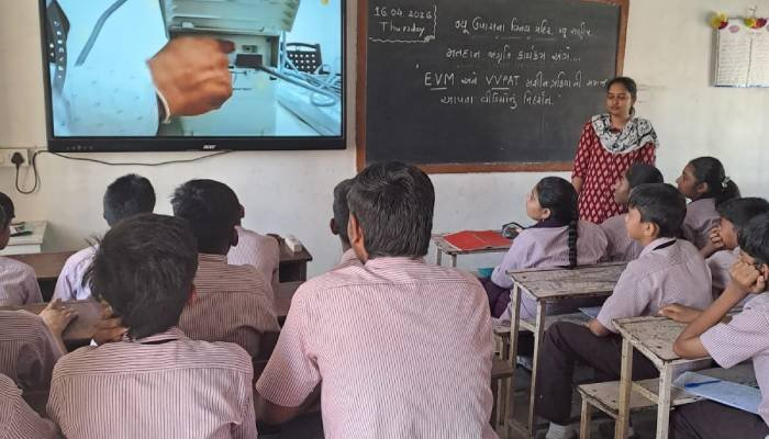 અમદાવાદ ગ્રામ્યની શાળાઓમાં EVM અને મતદાન પ્રક્રિયા અંગે અપાયું માર્ગદર્શન