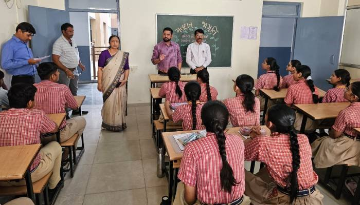 અમદાવાદની શાળાઓમાં મતાધિકારનો સંદેશ, વિદ્યાર્થીઓ બન્યા લોકશાહીના પ્રહરી