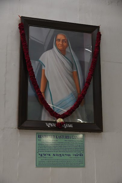 ગુજરાત વિધાનસભા ખાતે સેવા અને સમર્પણના પ્રતિક પૂજ્ય કસ્તૂરબા ગાંધીજીની ૧૫૭મી જન્મ જયંતિ નિમિત્તે વિધાનસભાના અધ્યક્ષ શ્રી શંકરભાઈ ચૌધરી દ્વારા પુષ્પાંજલિ અર્પણ