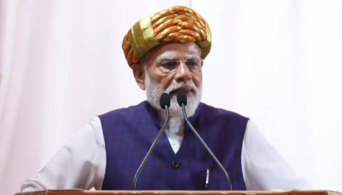 જામનગરમાં PM મોદીનું સંબોધન: હાલારી પાઘડીમાં દેખાયો લોકસંપર્કનો રંગ
