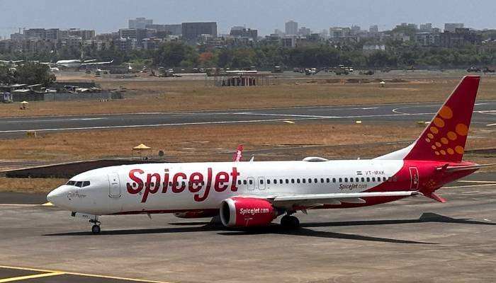 મુંબઈથી દુબઈ જતી SpiceJet ફ્લાઈટમાં ટેક્નિકલ ખામી, ટેક-ઓફ પહેલાં જ રનવે પર રોકાઈ