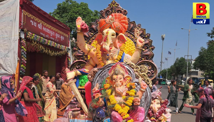 ઢોલ-નગારાના તાલે ભક્તોએ બાપ્પાને ભાવભીની વિદાય આપી: Rajkotમાં 12 હજારથી વધુ ગણેશજીની મૂર્તિઓનું વિસર્જન, Deep Faith