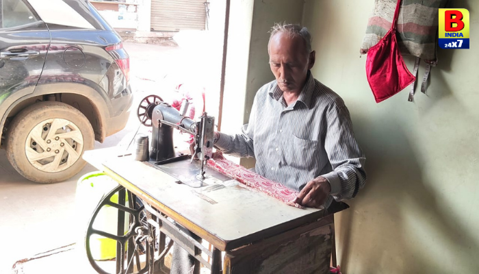 Chotilaના દરજી પ્રવીણભાઈ 45 વર્ષ જૂના સંચાથી સિલાઈ કરે છે: પગેથી ચાલતા મશીનથી કાઠિયાવાડી સંસ્કૃતિને જીવંત રાખે છે Fine Skill
