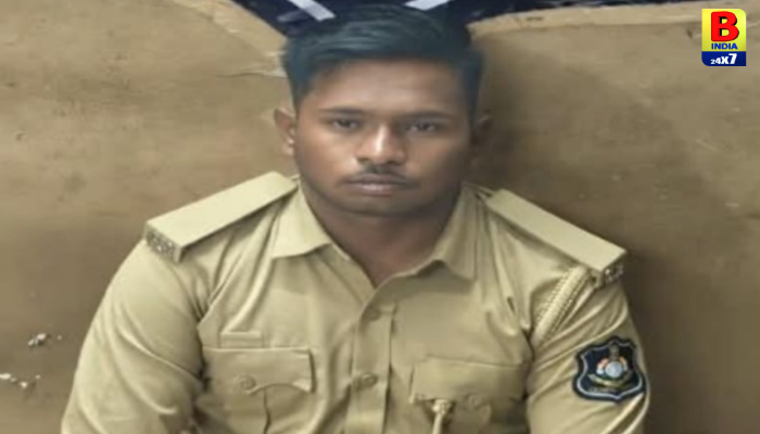 Rajkot : કોરાટ ચોકમાં ‘નકલી પોલીસ’નો પર્દાફાશ! યુનિફોર્મ પહેરી ફરતો શખ્સ ઝડપાયો… Exposed  1