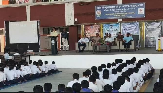 Bhadranમાં નશામુક્ત ભારત જાગૃતિ કાર્યક્રમ: નવોદય વિદ્યાલયના વિદ્યાર્થીઓને ગુટખા, નશાના નુકસાન અંગે Policeની સમજ